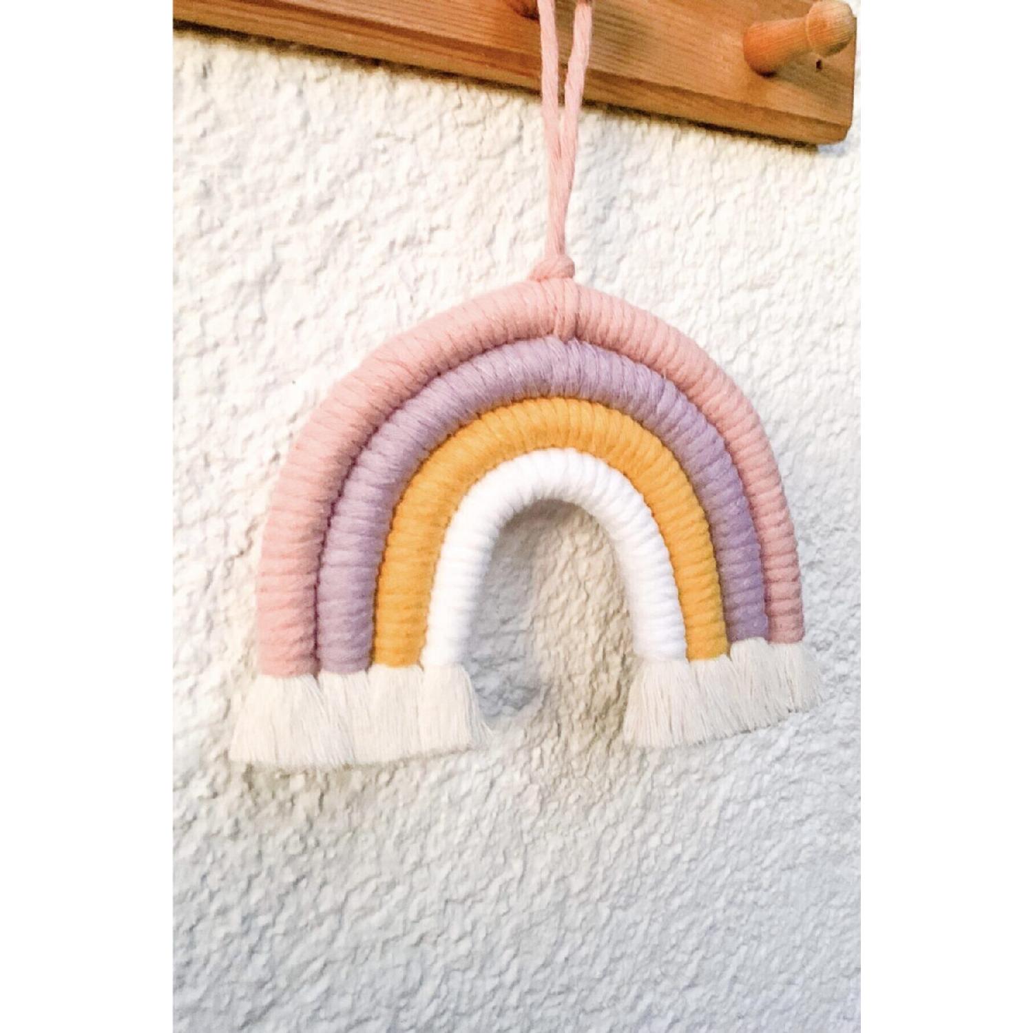 

Стильный настенный орнамент макраме в форме радуги розовый