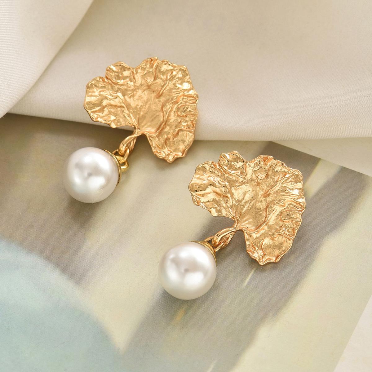 Imitation pearl earrings European and American retro earrings light luxury women asymmetric stud earrings
