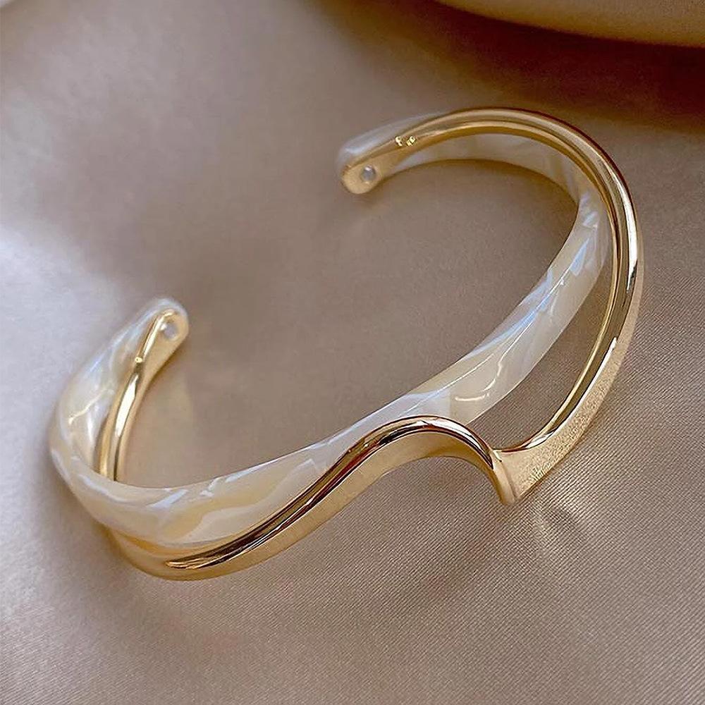Eco-Friendly Alloy Open Cuff Bracelet Adjustable Size Lightweight Durable Modern Design Suitable for Daily Wear and Special Occasions