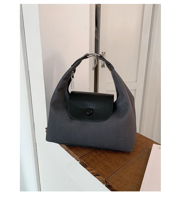 

Корейская версия ins зарубежный стиль ручная маленькая сумка женская 2025 новая нишевая дизайнерская сумка-облако универсальная на плечо сумка-мессенджер чёрный