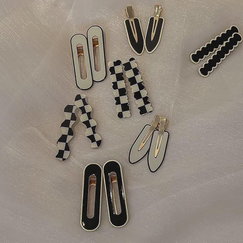 Checkerboard Black & White Plaid Hairpin: Simple, Seamless Duckbill Clip for Women
