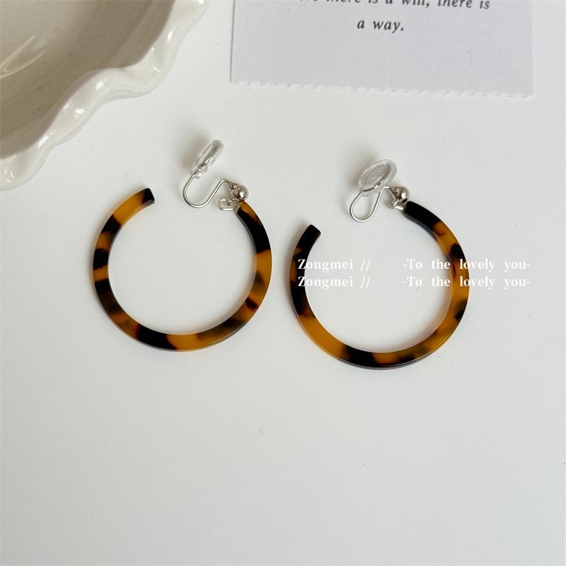 Amber Leopard Print Hoop Earrings for Women, Autumn/Winter 2026 Retro Hong Kong Style, High-End Large Hoops
