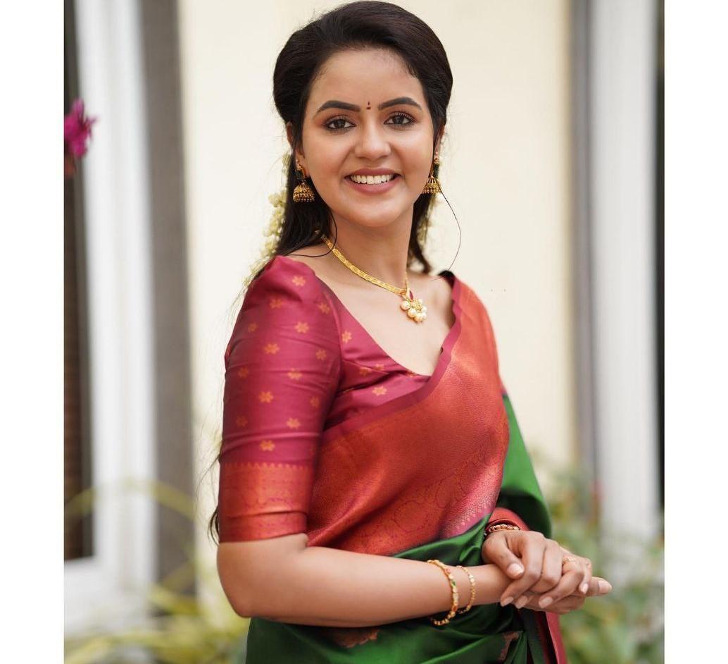 

Индийское традиционное мягкое шелковое сари личи с жаккардовым плетением