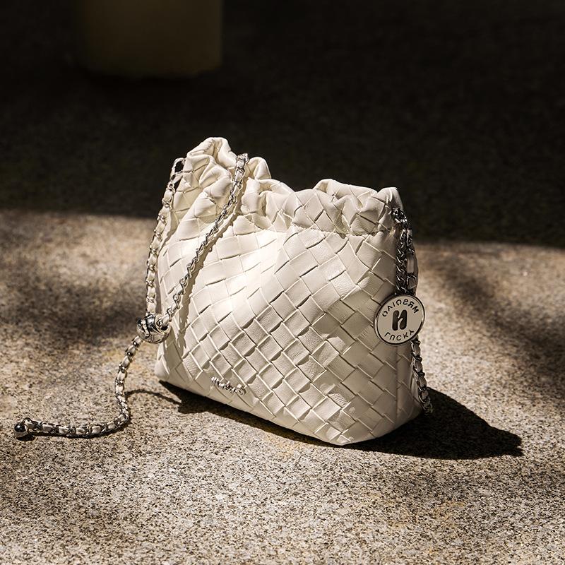 

Mrs. Qiao Silver Bag 2025 New Small Bucket Bag Women s Crossbody Bag Autumn Winter Chain Bag Ladies Genuine Leather Bag Long19.5CM*Thick8CM*High1 бежевий