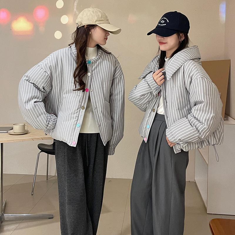 

Striped color buckle short down jacket women s 2025 new fashion design thickened small commuter bread jacket One Size світло-сірого кольору