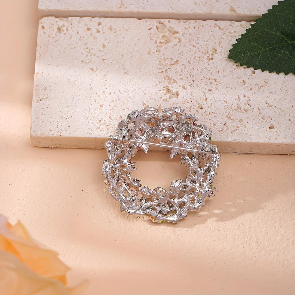Gyn&Joy Christmas Wreath Gift Brooch Women's Corsage Pin Is Suitable For Festive Wear
