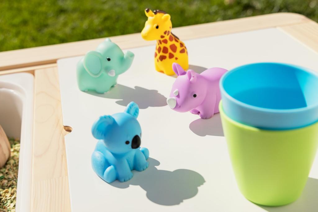 Munchkin Floating Water Guns, Set of 8, Wild Love, Floating Animal Water Guns, Bath and Pool Toys for Babies and Kids, TYMU21353001