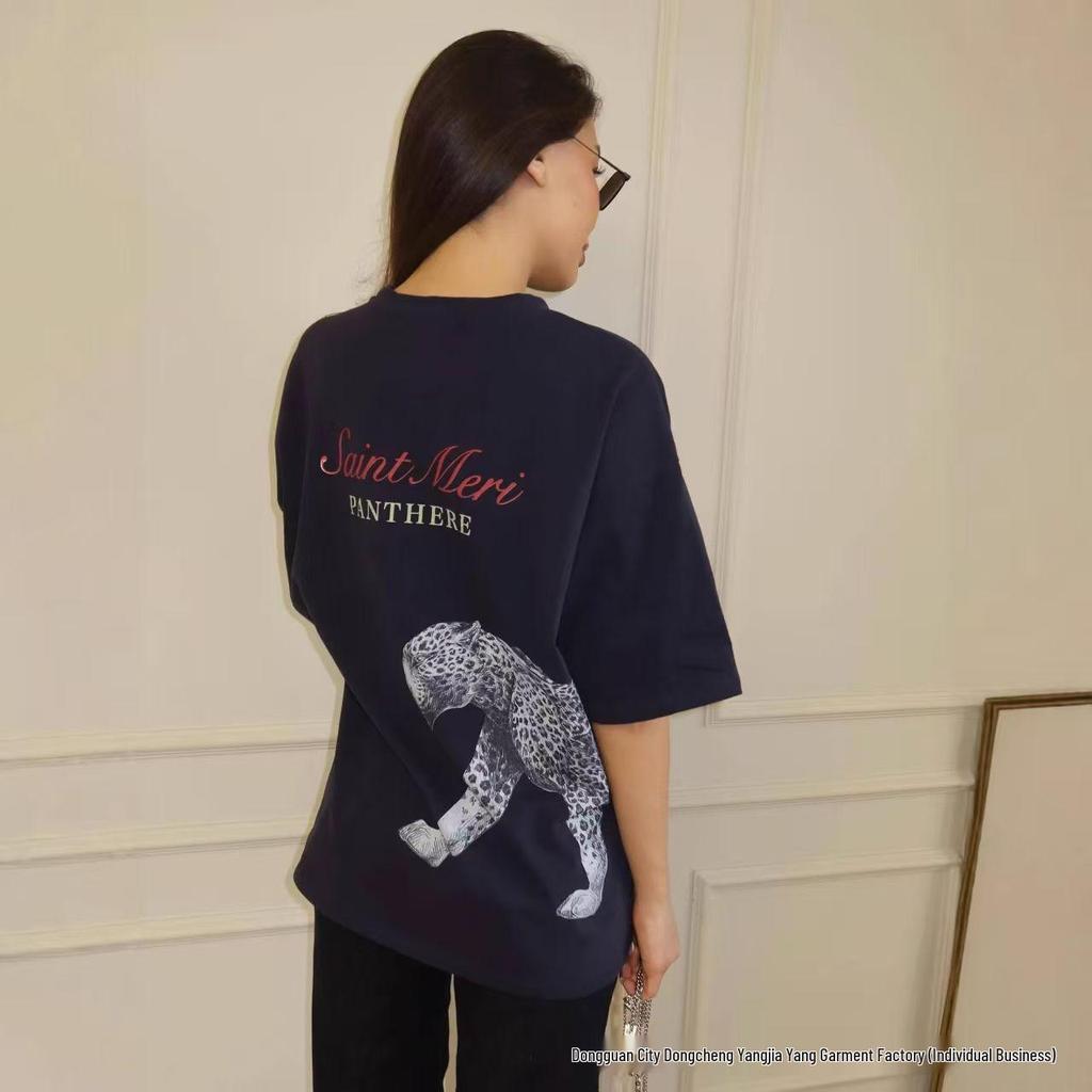 Camiseta de algodón de manga corta holgada con estampado de leopardo: un estilo urbano moderno, fresco y a la moda.
