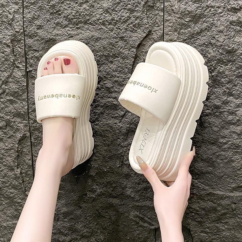 Platform beach slippers women's 2025 summer new casual outer wear sandals muffin one-word drag