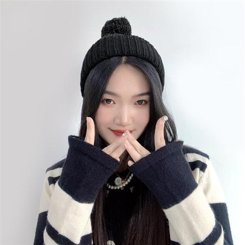 Pom-pom drop knit beanie (black)