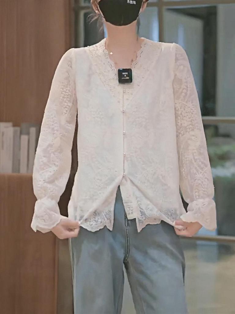 Spring 2025 French Style V-Neck Lace Top - Slimming, Age-Reducing, Gentle Innerwear.