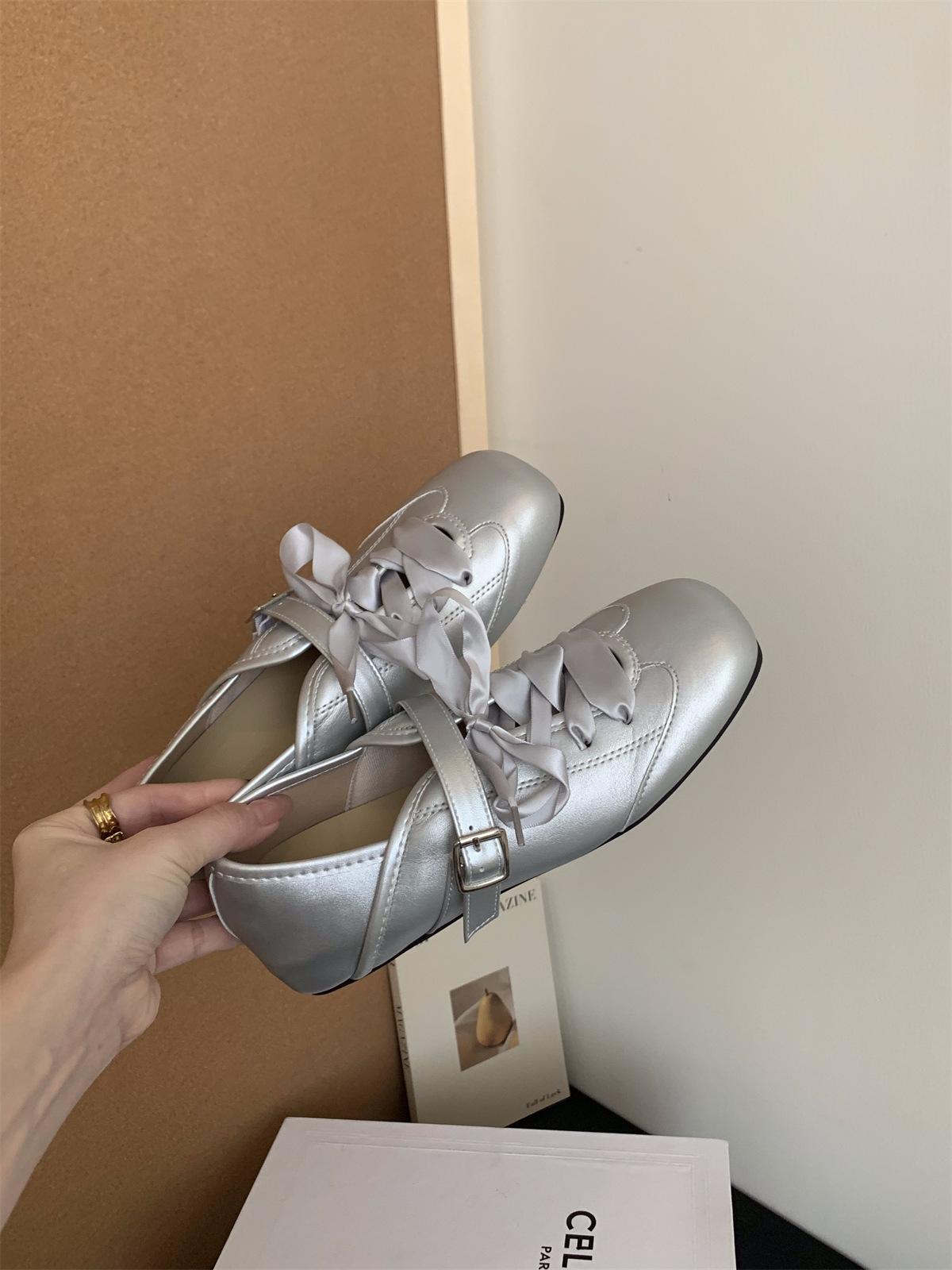 

Lightweight skirt small single shoes women s 2025 summer new fashionable versatile foot small bow square buckle German training shoes 35 серебряный