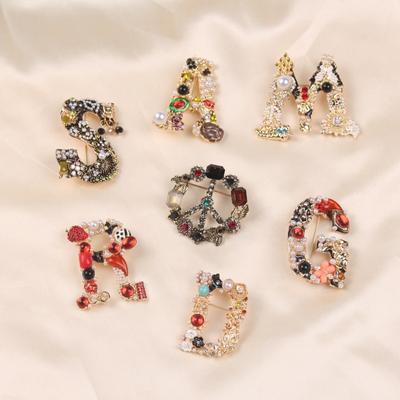 Spilla vintage con lettera in strass e perle, semplice accessorio per cappotto