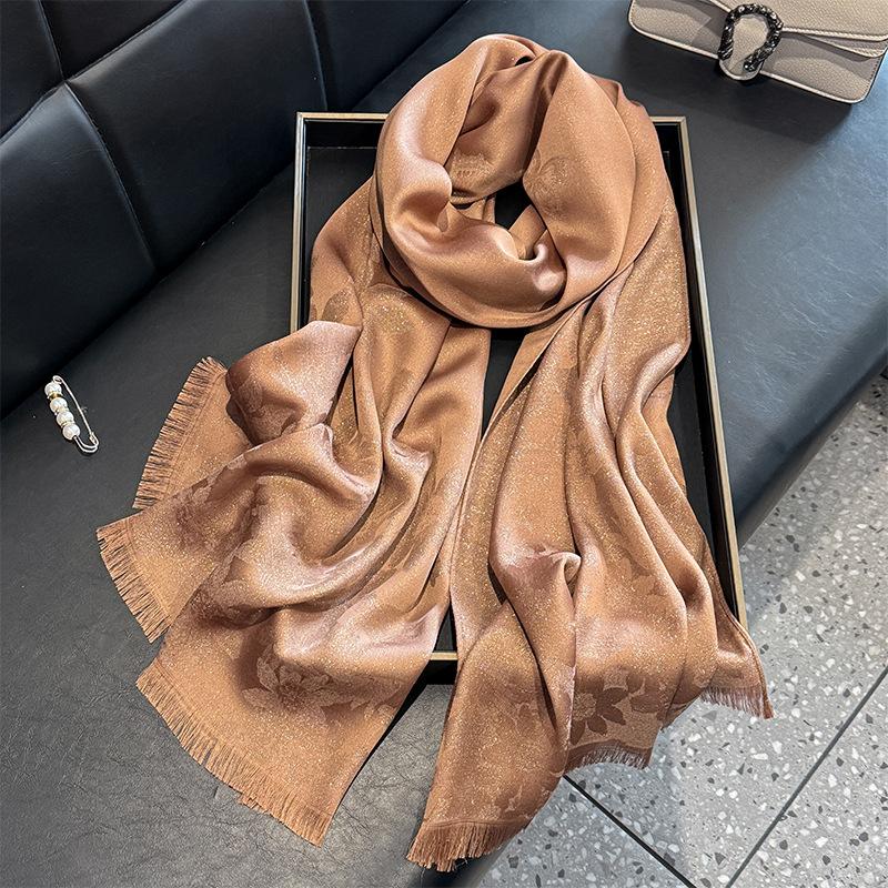 

Золотой шелк Тенсел Хлопок Шелковый шарф Женская мода Универсальный Имитация шелка Тонкий Длинный шарф с бабочками Пляжный шарф Шарф темно-коричневого