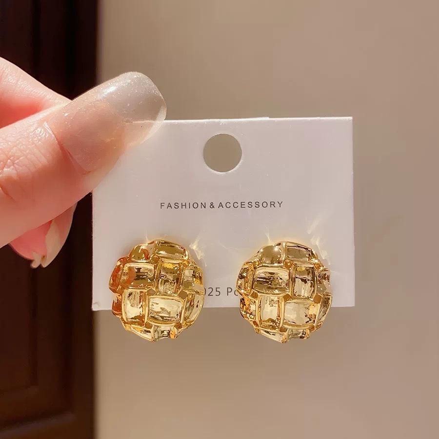 High-end light luxury metal cold wind earrings woven semi-circular stud earrings women s retro temperament niche simple earrings золотой
