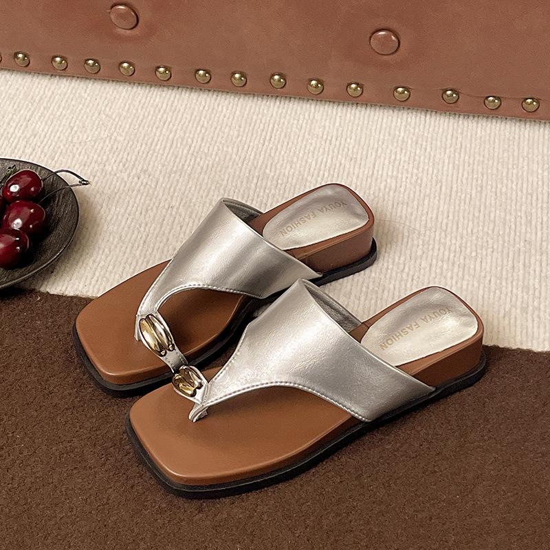 

Fashion casual cover toe flat slippers women s summer wear new seaside vacation beach shoes cool slippers 40 срібний