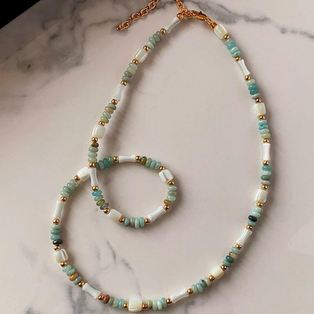 

Элегантное ожерелье из бамбука с зеленым камнем и перламутром – женский чокер из смешанных металлов