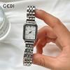 Reloj retro para mujer con placa cuadrada pequeña y correa de acero, reloj de cuarzo de nicho de lujo ligero de alta gama, versátil y moderno para el trabajo.