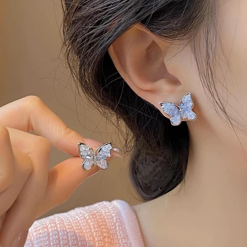 

Gradually change blue crystal butterfly earrings without ear piercings Small exquisite earrings Niche design Light luxury high-end earrings