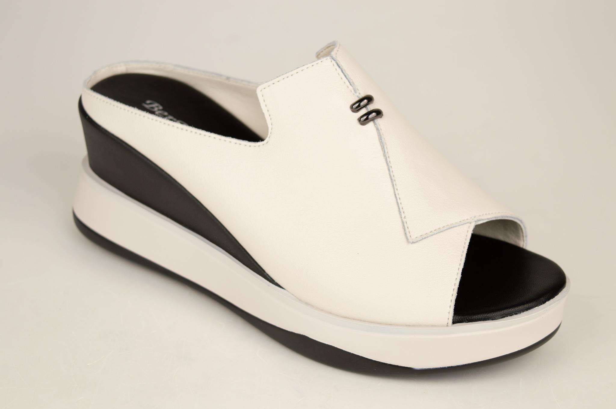 

Шльопанці на танкетці Berkonty 9251 36 Молочна шкіра 37 молоко, білий колір