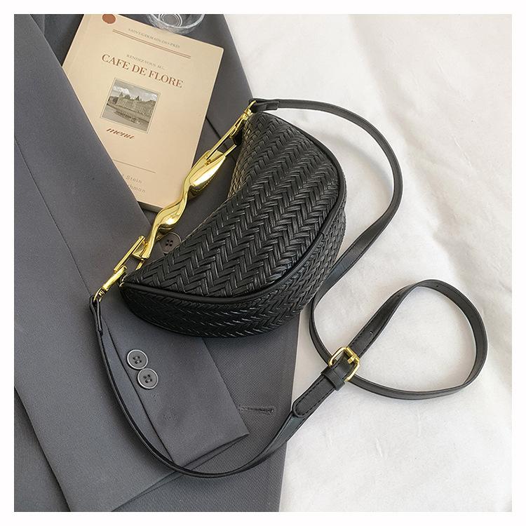 

Модная плетеная портативная сумка-полумесяц, женская сумка, новый нишевый дизайн, на плечо, кроссбоди, в иностранном стиле, сумка-пельмень чёрный