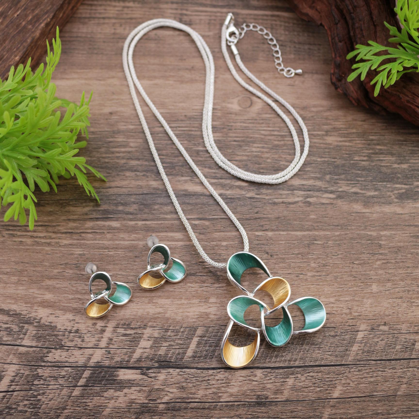 

Новые эмалевые цветные серьги-пусеты с полым геометрическим цветком и длинной подвеской, женская преувеличенная осенне-зимняя цепочка для свитера