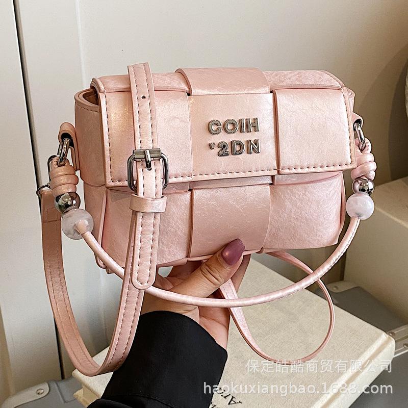 Niche design bag women's spring and summer 2025 new fashion shoulder messenger bag fashion high sense woven small square bag