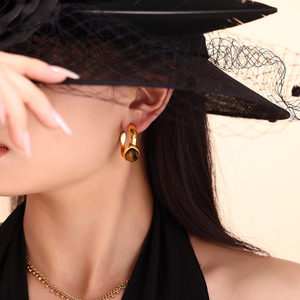 Retro Europäische & Amerikanische C-förmige Tigeraugenstein-Ohrringe mit Edelstahlring, PVD-beschichteter Schmuck.