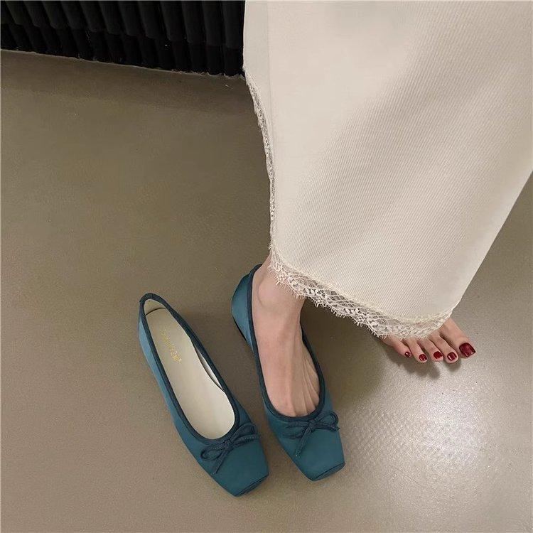 The inner height is increased by 3 cm. 'Rubber cloth lazy shoes have a shallow mouth and a pedal. The inner height is increased. Square head low