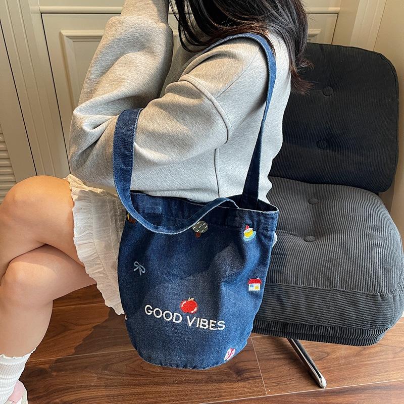 New Casual Oblique Span Denim Bag Women's Large-capacity Class Canvas Bag Literary Commuter Zipper Bag Tote Bag Tide