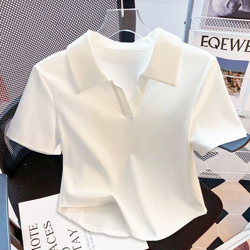 Polo de damă alb din bumbac cu gât în V franțuzesc, umeri drepți și mâneci scurte