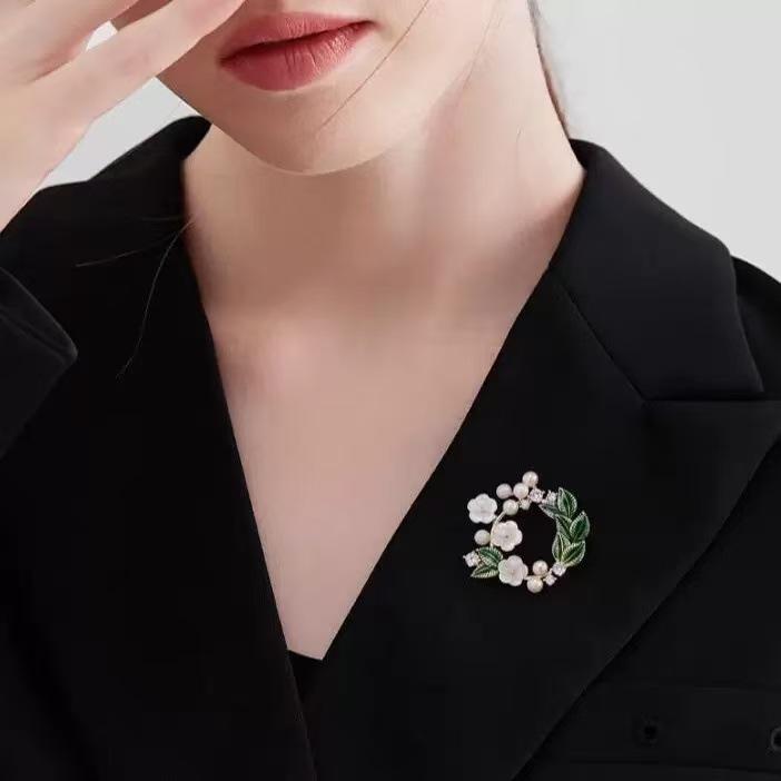 Retro Gardenia Pearl Brooch: Elegant Round Alloy Accessory for Suits and Coats