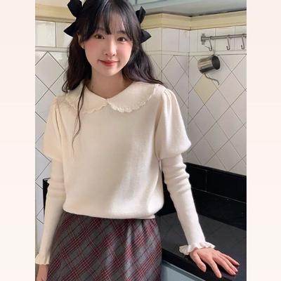 חולצת סריג תחתית לנשים לסתיו מוקדם 2023 חדש לבן רב-תכליתי סריגת תחרה סרוגה ביד צווארון בובת תחרה שרוול נפוח לנשים