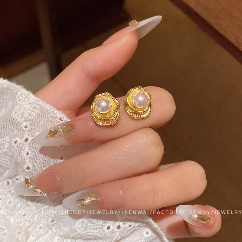 Lotus leaf pearl stud earrings women's light luxury gold earrings retro personalized earrings