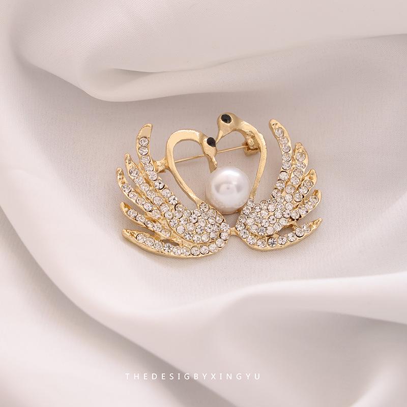 Broche Elegante de Pérola Dourada e Espiga de Trigo: Acessório Versátil e de Alta Qualidade para Mulheres