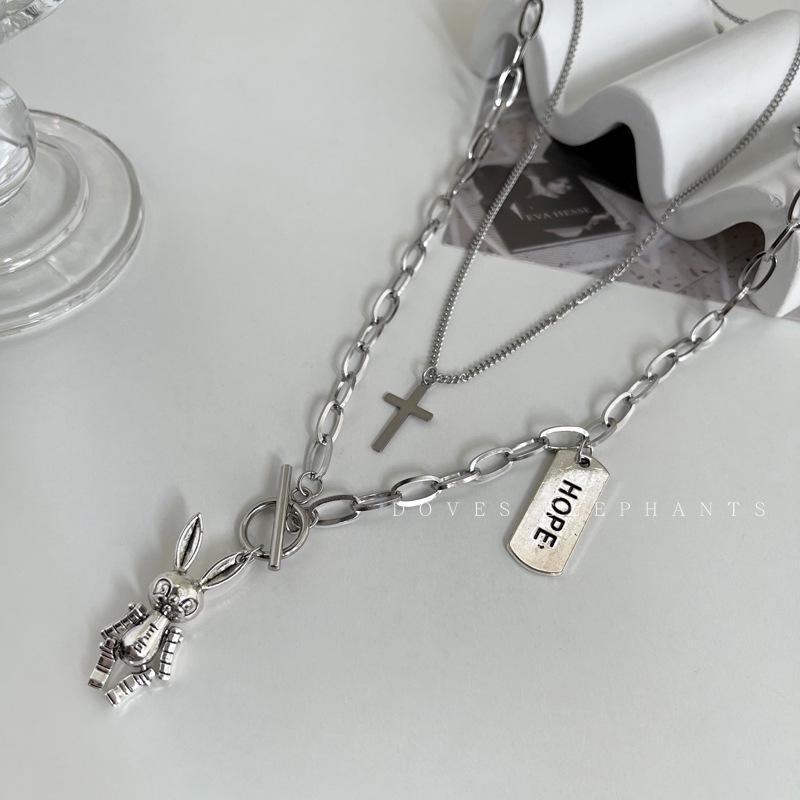 Dvouvrstvý punkový náhrdelník s křížkem a králíkem - unisex hip-hopový styl