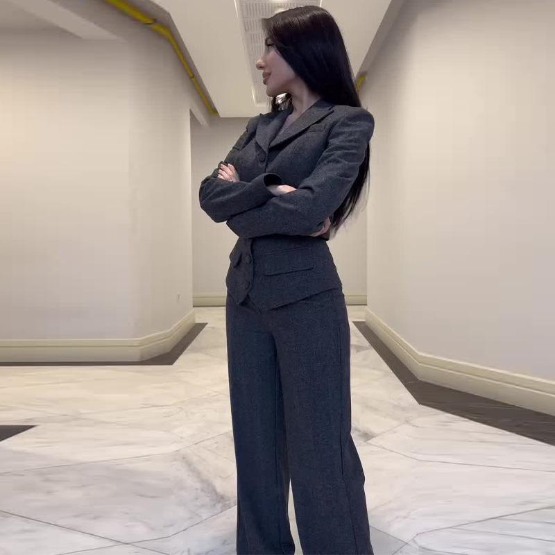 

2024 Европейский и американский женский комплект в стиле «маленький аромат», облегающий топ и элегантные длинные брюки Large серый