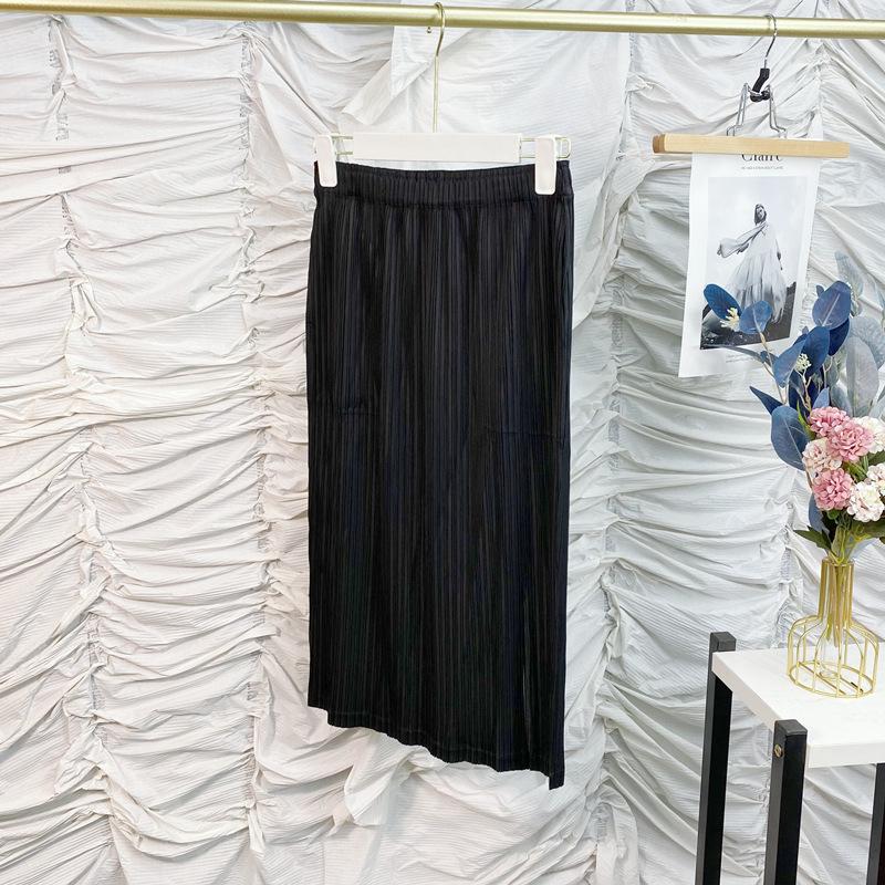 

Women s Miyake Pleated A-Line Skirt, Large Size, Summer 2025 Collection One Size (for 85-150 kg) чёрный
