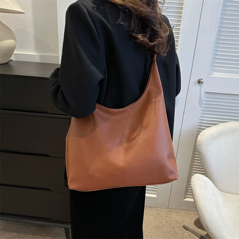Minimalist Pu Shoulder Bag With Soft Structure And Spacious Interior For Daily Commuting