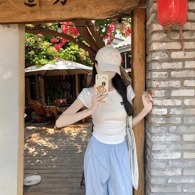 Koreanische Version Einfaches besticktes Rundhals Slim Kurzarm T-Shirt für Mädchen Im Sommer Neues klein geschnittenes Design Top