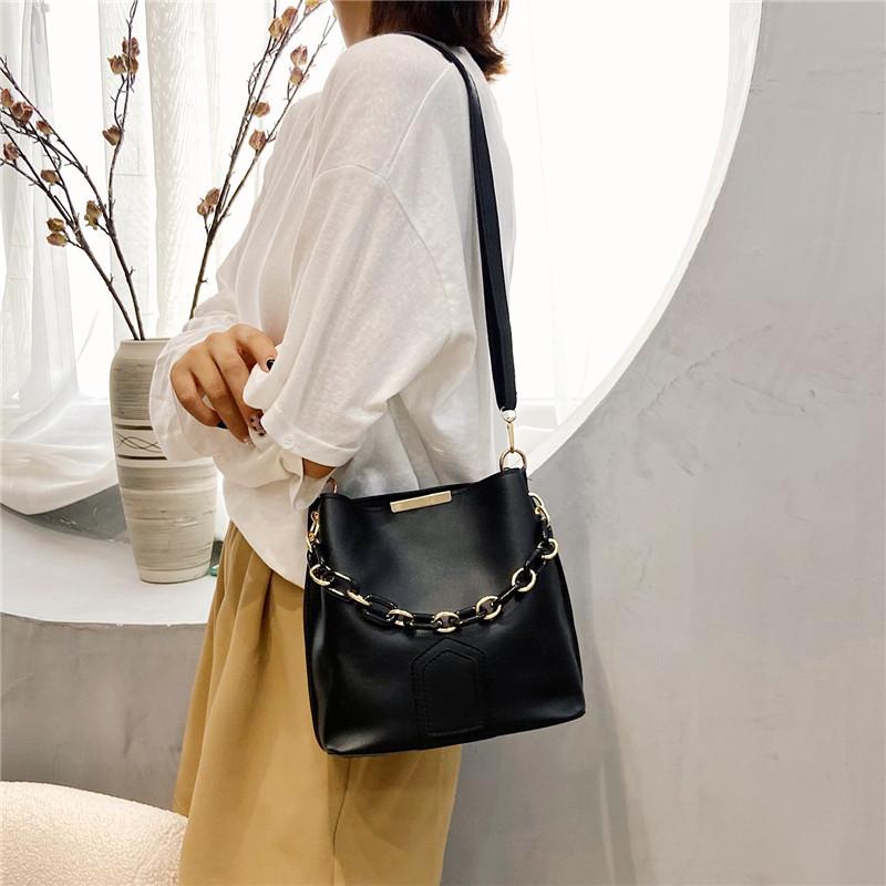 Texture design small bag women's summer 2025 new trendy fashion shoulder messenger women's bag foreign style portable bucket bag