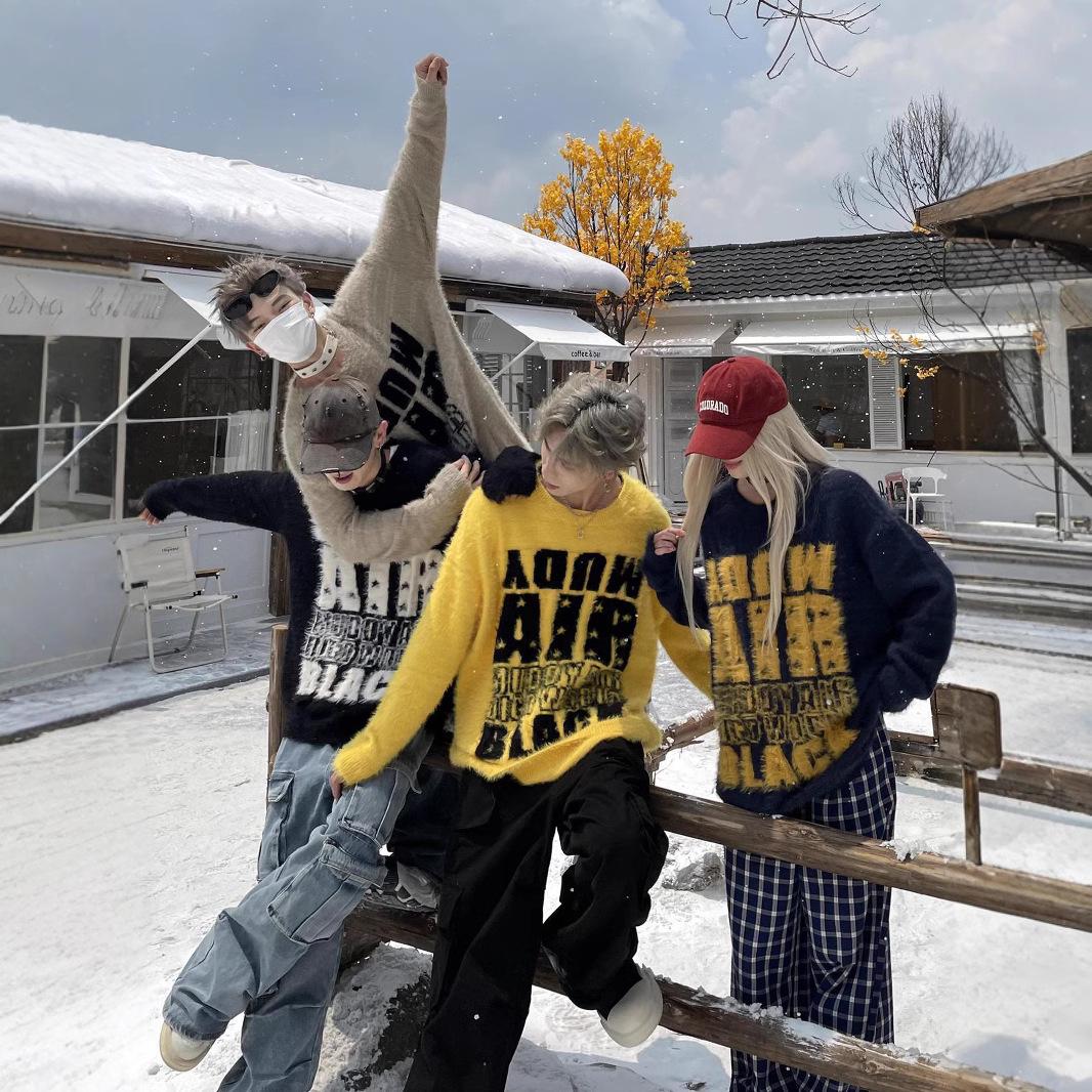 

2024 Unisex Retro Mink-Like Letter Knit Sweater: Casual, Loose-Fit for Couples L жовтий