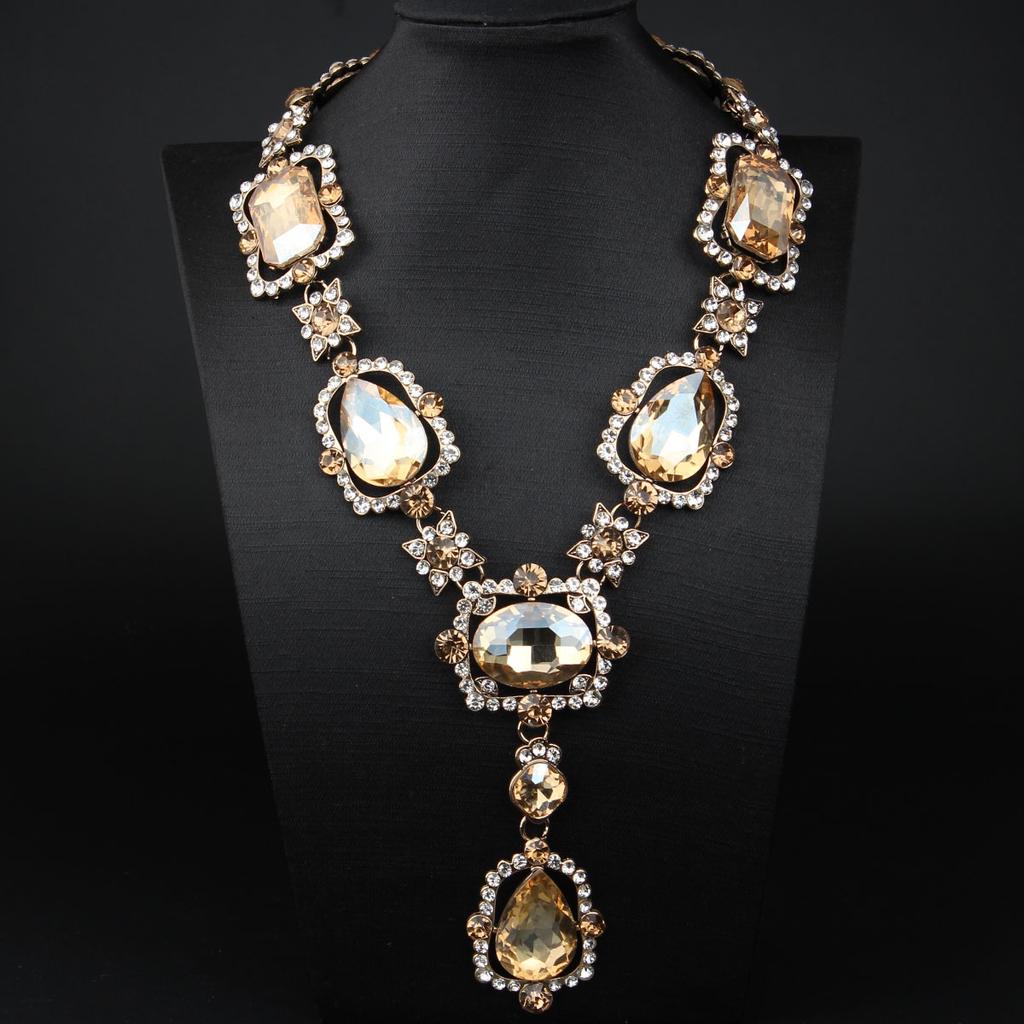2026 European and American Exaggerated Retro Court Style Large Gemstone Diamond Necklace Temperament Fashionable Women's Collarbone Chain Accessories