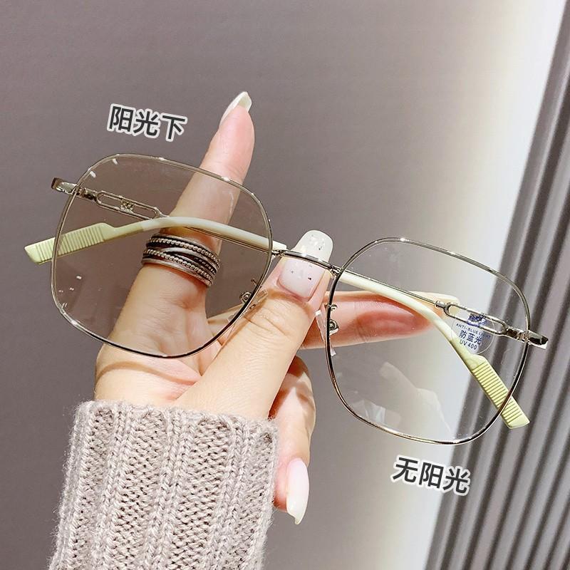 Photosensitive color-changing anti-blue light glasses female Internet celebrity large frame plain anti-blue light color-changing myopia glasses sungla