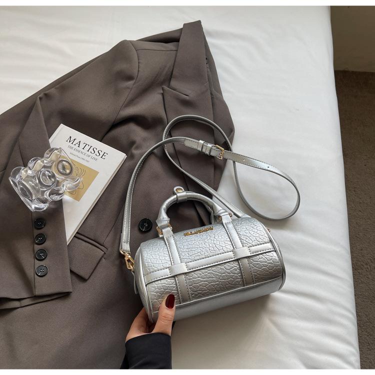 

Elegant pillow bag New bag Women s commuter handbag Fashion personality Lightweight women s shoulder messenger bag