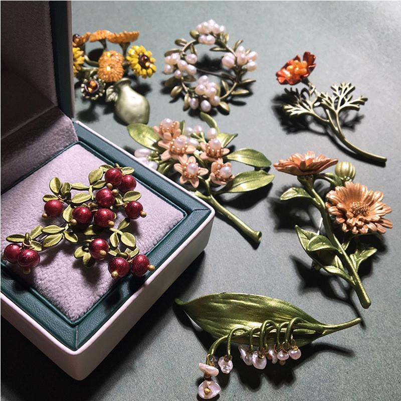 Vintage Floral Brooch Pin With Alloy Material For Wedding Gift And Souvenir
