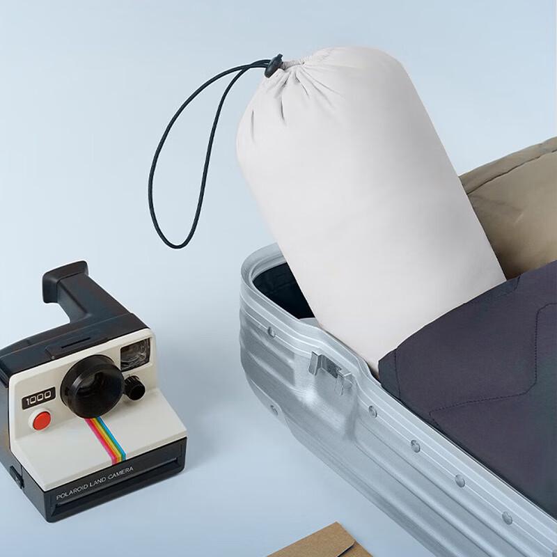 Bosideng Men's Lightweight Hooded Goose Down Jacket B250131023