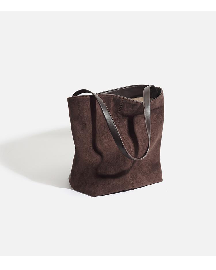 2024 High-End Matte Leather Women's Tote: Autumn/Winter Large Capacity Bucket Bag, Perfect for Versatile Commuting.