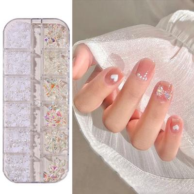 Nail art – Strass e decorazioni per unghie