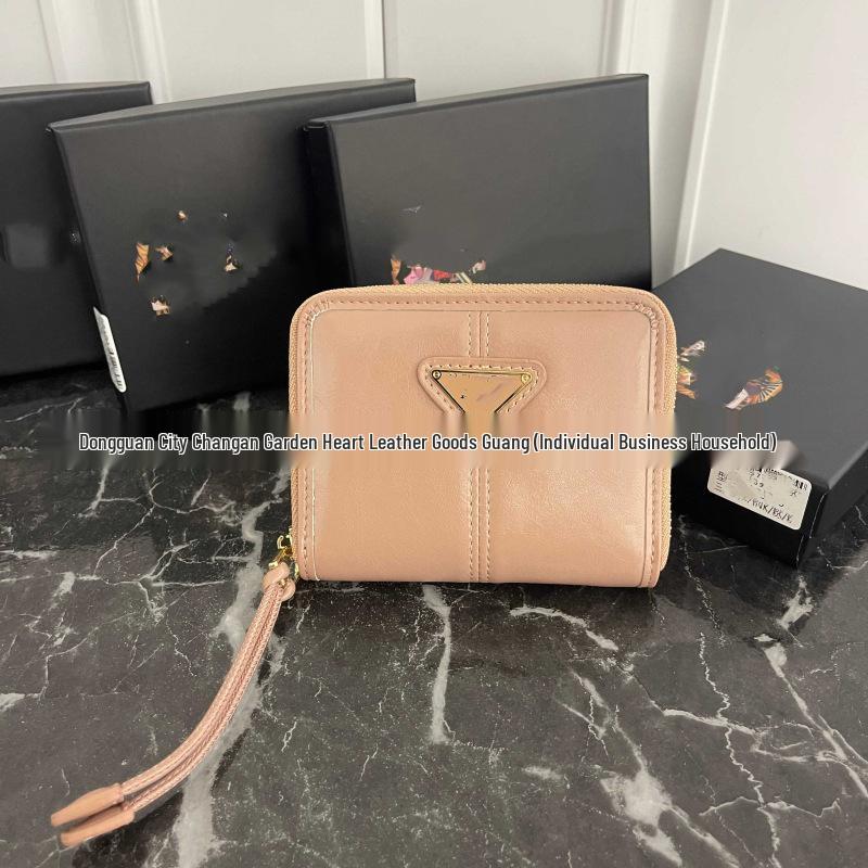 Portfel damski inspirowany Pradą 2025: Modny, uniwersalny design z wieloma gniazdami na karty i miejscem na dokumenty.